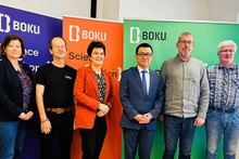 L'ambassadeur Vu Le Thai Hoang et des responsables de l'université BOKU de Vienne. Photo : NDEL