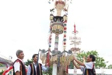 L’arbre Neu de l'ethnie Co est un élément décoratif unique, exemple typique de l'art visuel populaire des vastes régions de Truong Son et des Hauts Plateaux du Centre. Photo : NDEL.
