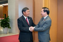 Le Vice-Président de l’Assemblée nationale du Vietnam, Nguyên Khac Dinh (à droite) et son homologue lao Khambay Damlath. Photo : daibieunhandan.vn