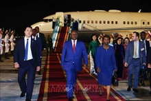 Cérémonie d'accueil du président bissau-guinéen, Umaro Sissoco Embaló, et de son épouse, à l’aéroport international de Noi Bai à Hanoï. Photo : VNA.