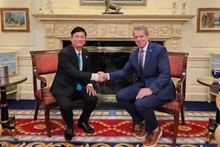 Le président du Comité populaire de la province méridionale de Binh Duong, Vo Van Minh (à gauche) et le gouverneur du Nebraska, Jim Pillen. Photo : NDEL.