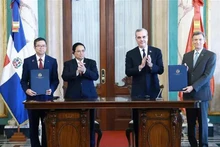 Le Premier ministre Pham Minh Chinh et le président de la République dominicaine, Luis Abinader Corona à la cérémonie de signature d'un protocole d'accord sur la coopération entre l'Académie diplomatique du Vietnam et l'Académie diplomatique de la République dominicaine. Photo: VNA