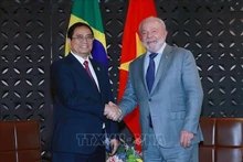 Le Président Luiz Inácio Lula da Silva (à droite) et le Premier ministre Pham Minh Chinh, lors de leur rencontre dans le cadre du Sommet du G7 élargi, à Hiroshima au Japon. Photo: VNA