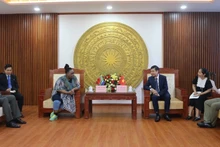 Le président du Comité populaire provincial de Phu Yên, Ta Anh Tuân (à droite) reçoit le 4 mars, Vuyiswa Tulelo, ambassadrice de la République d’Afrique du Sud au Vietnam. Photo : thoidai.com.vn 