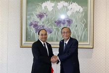 Le Président Nguyên Xuân Phuc (à gauche) rencontre le Président de la Chambre des Représentants du Japon. Photo : VNA.