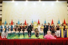 Le Président vietnamien, Vo Van Thuong, et le Président du Kazakhstan, Kassym-Jomart Tokaïev, offrent des fleurs aux artistes lors de la réception. Photo : VNA.