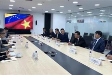 Réunion entre des délégués de VIGLACERA et du ministère vénézuélien de l'Industrie et de la Production. Photo: VNA