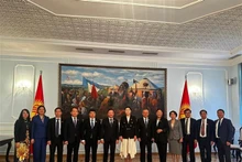 Le Vice-Président de l'AN Nguyên Khac Dinh (6e de gauche à droite), la vice-présidente du Conseil suprême du Kirghizistan, Dzhamilia Isaeva (7e de gauche à droite), et les délégués participant à l'entretien. Photo: VNA