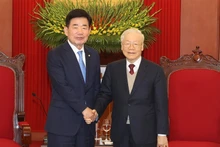 Le Secrétaire général du Parti communiste du Vietnam, Nguyên Phu Trong (à droite), et le Président de l'Assemblée nationale sud-coréenne, Kim Jin Pyo, en visite officielle au Vietnam. Photo : VNA.