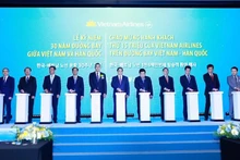 Le Premier ministre Pham Minh Chinh assiste à la cérémonie marquant le 30e anniversaire du 1er vol direct entre le Vietnam et la R. de Corée. Photo : VNA.