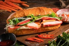 Le "bánh mì" vietnamien classé 7e dans le top 50 des meilleurs aliments de rue au monde. Photo : VOV.