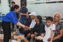 Des jeunes bénévoles aident les habitants du quartier de Yen Phu, à Hanoi, à se rendre dans un endroit plus sûr. Photo : VNA.
