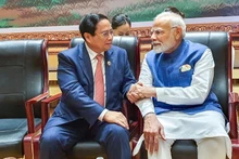 Le Premier ministre vietnamien Pham Minh Chinh (gauche) rencontre son homologue indien Narendra Modi à Vientiane. Photo: VNA