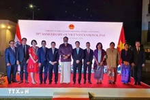 Des responsables vietnamiens et indiens prennent la photo lors de la célébration du 79e anniversaire de la Fête nationale du Vietnam. Photo : VNA.