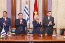 Le Président de l'AN Vuong Dinh Huê et la Présidente du Sénat uruguayen Beatriz Argimon, le président de la Chambre des représentants Sebastian Andujar (de gauche à droite) lors de la cérémonie de signature d'accords de coopération. Photo : VNA