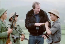 Le photographe allemand Thomas Billhardt (centre) et des soldats vietnamiens. Photo: Thomas Billhardt