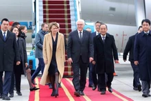 Le Président fédéral allemand, Frank-Walter Steinmeier, et son épouse à l'aéroport international de Nôi Bài, en banlieue de la capitale Hanoi. Photo : VNA.