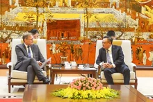Le président du Comité populaire de Hanoï, Trân Sy Thanh (à droite), et l'ambassadeur du Danemark, Nicolai Prytz. Photo : hanoimoi.com.vn