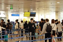Des passagers se déplacent vers la zone de contrôle de sécurité. Photo : VNA.