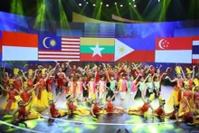 Un spectacle d'enfants de l'ASEAN lors de la soirée d'ouverture du Festival des enfants de l'ASEAN+ 2017. Photo : VNA.