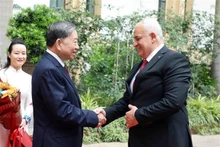 Le général Tô Lâm, ministre de la Sécurité publique (à gauche), et son homologue de l'Intérieur de l'État de Palestine, le général de brigade Ziad Hab al-Reeh. Photo : VNA.