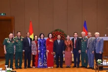 Le Président de l’Assemblée nationale du Cambodge, Samdech Heng Samrin, et la délégation de l’Association d’amitié Vietnam-Cambodge, à Hanoi, le 13 septembre. Photo : VNA
