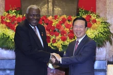Le Président vietnamien, Vo Van Thuong, (à droite) et le Président de l'Assemblée nationale du Pouvoir populaire (ANPP) de Cuba, Esteban Lazo Hernández. Photo : VNA.