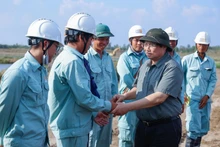 Le Premier ministre Pham Minh Chinh (à droite) rencontre des ingénieurs et des ouvriers qui construisent l'autoroute Cân Tho - Cà Mau. Photo: VOV