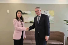 La vice-ministre vietnamienne des Affaires étrangères Nguyen Minh Hang (à gauche) et le secrétaire d'État permanent danois aux Affaires étrangères Jeppe Tranholm-Mikkelsen. Photo : baoquocte.vn