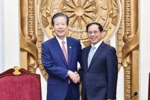 Le ministre des Affaires étrangères, Bùi Thanh Son (à droite) et le représentant en chef du Parti japonais Komeito, Yamaguchi Natsuo, le 23 août à Hanoï. Photo : baoquocte.vn