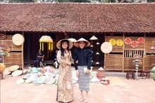 Le Thi Bich Tran (gauche), épouse du Premier ministre Pham Minh Chinh et Loo Tze Lui, épouse du Premier ministre singapourien Lawrence Wong visitent le 26 mars le Musée d'ethnographie du Vietnam à Hanoï. Photo : VNA.