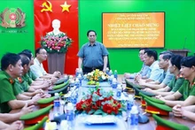 Le Premier ministre Pham Minh Chinh travaille avec la Police du district de Krông Pac, province de Dak Lak, à l’occasion du 79e anniversaire de la Journée traditionnelle des forces de police populaire (19 août 1945 - 2024). Photo : VNA.