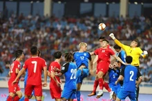 Une attaque de l'équipe vietnamienne devant le but des Philippines. Photo : VNA.