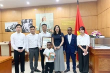 Lors de la rencontre entre la vice-ministre des Affaires étrangères et présidente du Comité d’État chargée des affaires des Vietnamiens d’outre-mer, Le Thi Thu Hang et Quang Linh, et les représentants de la Team Africa. Photo : baoquocte.vn