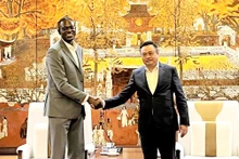 Le président du Comité populaire de Hanoï, Trân Sy Thanh (à droite) et Dean Garfield, vice-président chargé de la politique publique mondiale du groupe Netflix. Photo : hanoimoi.com.vn