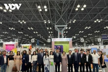 Des représentants des entreprises vietnamiennes au salon du textile et de l’habillement de New York. Photo : VOV.