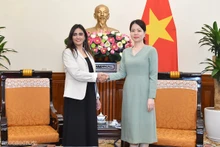La vice-ministre des Affaires étrangères Nguyên Minh Hang (à droite) et la vice-ministre chilienne chargée du Commerce extérieur, Claudia Sanhueza. Photo : baoquocte.vn