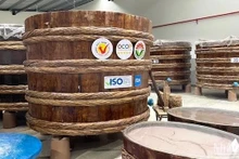 Dans l'usine de sauce de poisson traditionnelle de Lê Gia, commune de Hoang Phu, district de Hoang Hoa, province de Thanh Hoa, une unité avec des produits OCOP 5 étoiles. Photo : NDEL.