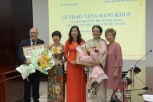 Cérémonie pour décerner des certificats de mérite du ministre des AE à deux Vietnamiens à l'étranger en reconnaissance de leur contribution au développement de la ville de Dà Nang. Photo : baoquocte.vn