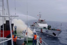 Des garde-côtes japonais et vietnamiens participent à une formation conjointe en matière de recherche et de sauvetage, de prévention et de contrôle des incendies. Photo : VNA.