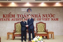 L’auditeur général adjoint de l'Etat du Vietnam, Ngô Van Tuân (à droite) et le président de l’Audit d’État du Laos, Viengthavisone Thephachanh. Photo : VNA