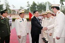 Le Président de l’AN vVuong Dinh Huê présente ses vœux du Têt aux forces de sécurité publique de Nghê An. Photo : VNA.