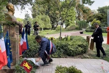 La délégation de l'ambassade du Vietnam en France dépose des fleurs au monument du Président Hô Chi Minh dans le parc Montreau. Photo : VNA.