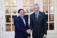 Le Premier ministre vietnamien, Pham Minh Chinh, (à gauche) et son homologue singapourien Lee Hsien Loong, le 9 février 2023. Photo : VNA.