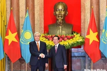 Le Président vietnamien, Vo Van Thuong (à droite) et son homologue du Kazakhstan, Kassym-Jomart Tokaïev. Photo : NDEL.