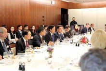 Le Vice-Premier ministre Trân Hông Hà (4e à partir de la gauche) lors du dialogue. Photo : VNA.