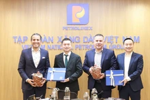 Lors de la réunion entre la délégation de Saudi Aramco et les plus hauts dirigeants de Petrolimex. Photo : nld.com.vn