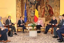  La présidente de la Chambre des Représentants de Belgique, Éliane Tillieux (4e de droite) reçoit la délégation belgo-vietnamienne. Photo: VNA