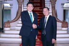 Le président du Comité populaire de Hô Chi Minh-Ville, Phan Van Mai (à droite) et le vice-ministre japonais des Affaires étrangères Takei Shunsuke. Photo : VNA.