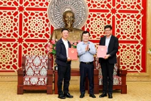 Remise de la licence d'investissement pour les projets de Luxshare - ICT (Nghe An) et de Luxshare - ICT (Nghe An) 2 au groupe chinois Luxshare. Photo : baodautu.vn